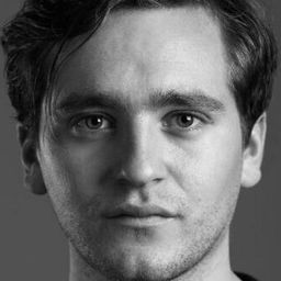 Benjamin Helstad 飾演 Viktor