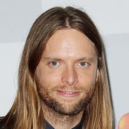 James Valentine 飾演 