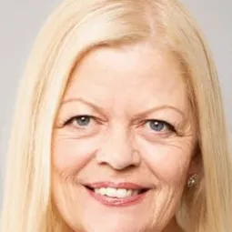 Lindy Pieri 飾演 Bystander