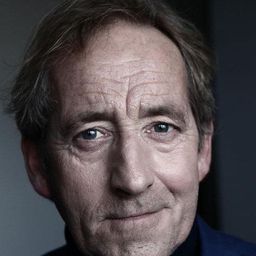 Sigurður Sigurjónsson 飾演 Seníor