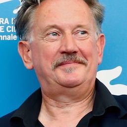 Benoît Delépine 飾演 L'homme à la tête de scotch