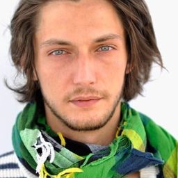 Jonathan Genet 飾演 Hughes