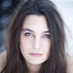 Sarah-Jane Sauvegrain 飾演 Nina / Captain N (voice)