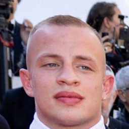 Lucas Marillier 飾演 Pierrick