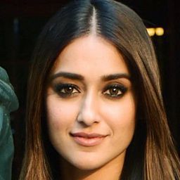 伊萊亞娜 飾演 Nora