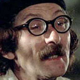 Gino Pagnani 飾演 notary