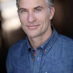 David Whiteley 飾演 Bill Hobart