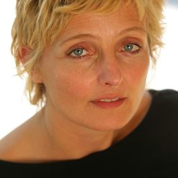 Patricia Goemaere 飾演 Carine