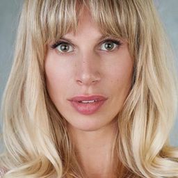 Danielle Scott 飾演 Stepmother