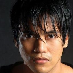 Jeffrey Hidalgo 飾演 Mr. Santos