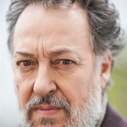 Jean-Henri Compère 飾演 Juge Aida