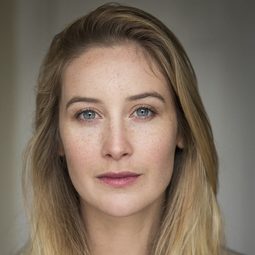 凱洛琳·丹多 飾演 Ruth Connors
