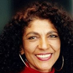 Maria Alves 飾演 Duda