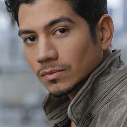 Victor Manso - 罪犯艾蜜莉演員 飾演Young Guy in Baseball Hat