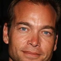 Jonathan Breck 飾演 Coach Gordon