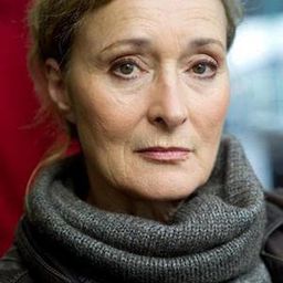 愛蓮諾·維斯葛伯 飾演 Julia