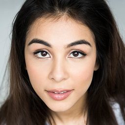Heather Loreto 飾演 Frida / Security Guard (voice)