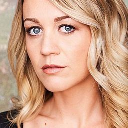 Julia Lehman 飾演 Eve Jones