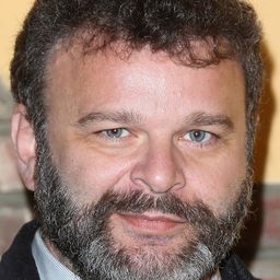 Tudor Petruț 飾演 Șerban