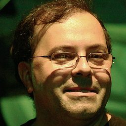 厄尼·巴巴拉什 - 獵鷹上升導演