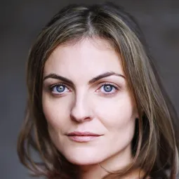 Olga Wehrly 飾演 Deirdre