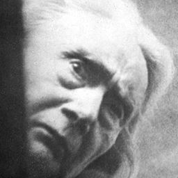 Henriette Gérard 飾演 The Old Woman from the Cemetery