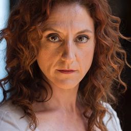 Nuria Mencía - The Hold-Up演員 飾演Amiga Vanessa