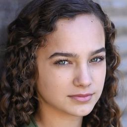 Alie Urquhart 飾演 Violet