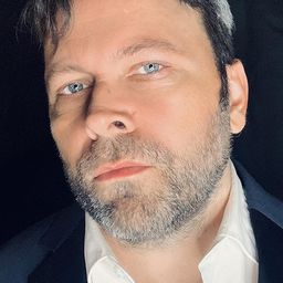 Angus Benfield 飾演 Pastor Luke