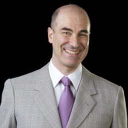 Eduardo Semerjian - 黑眼圈演員 飾演Policial