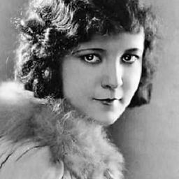 Nancy Drexel 飾演 Joan Harlan