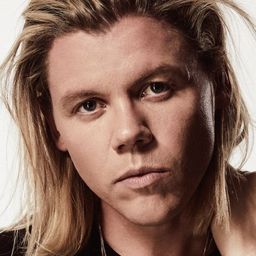 Conrad Sewell 飾演 Self