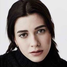 Gözde Mutluer 飾演 Yasemin