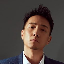 於笑 飾演 Qu Guanghua