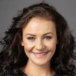 Kerri Quinn 飾演 Hilary