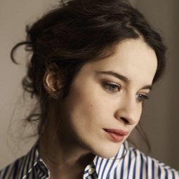 Rebecca Marder 飾演 Lola