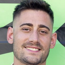 Michael Socha 飾演 Jim