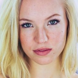 Debs Howard 飾演 Raquelle