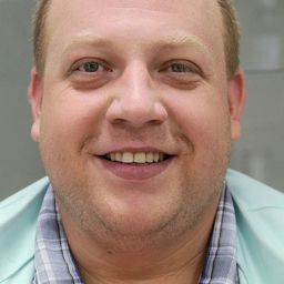 巴特沃米耶·諾沃謝爾斯基 飾演 Policeman / Janusz