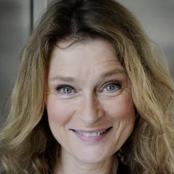 Lena Endre 飾演 Eva