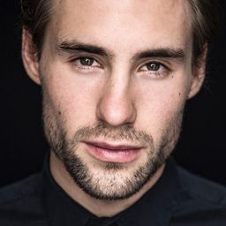 Jeremy Mockridge 飾演 Fred