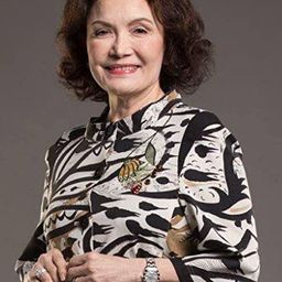 Helen Gamboa 飾演 Adela