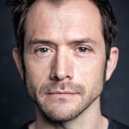 Joris Gratwohl 飾演 Roger Maillard