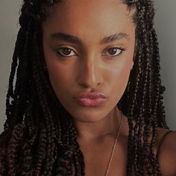 莉薇亞席爾瓦 飾演 Clara