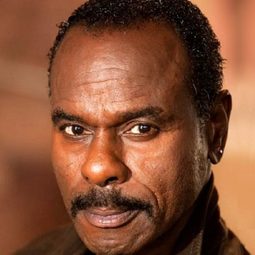 Steven Williams 飾演 Mr. Gamba