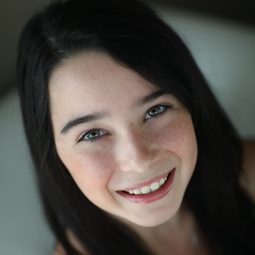 凱莉·貝拉德 飾演 Young Barb