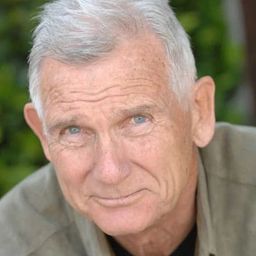 柏克·伯恩斯 飾演 Lt. Dewhurst