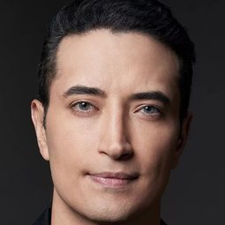 Aristotle Athiras 飾演 Christian Bradley