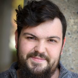 Derek Johns 飾演 Charles