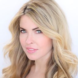 Nicole Andrews 飾演 Carla